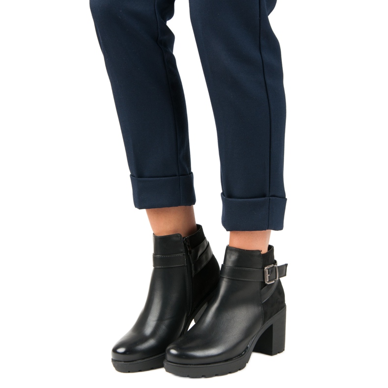 Anesia Paris Botas pretas em um poste preto 1