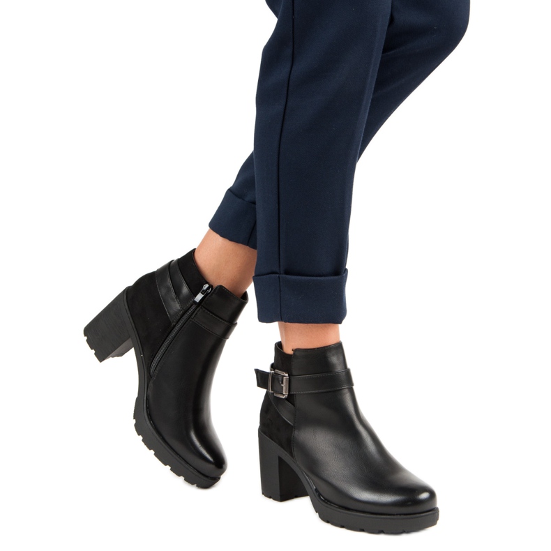 Anesia Paris Botas pretas em um poste preto 2