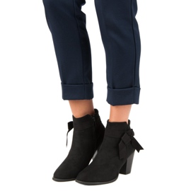 SDS Botins pretos no poste 1