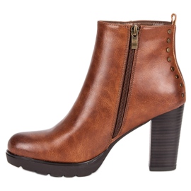 Filippo Botas marrons em um poste marrom 1