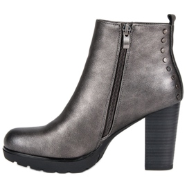 Filippo Botas de grafite no poste cinza 1 Filippo Botas de grafite no poste cinza 1