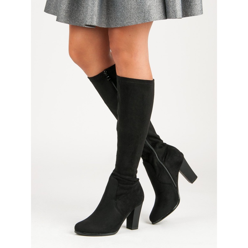 Botas de camurça no poste preto 1