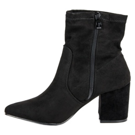 Small Swan Botas elegantes em uma postagem preto 1