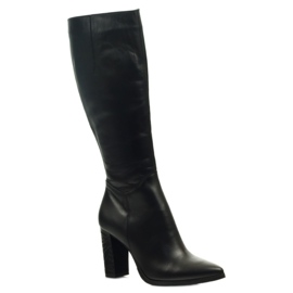 Botas pretas Espinto 185 no poste preto 1