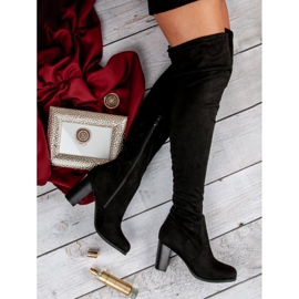 Seastar Botas pretas no poste preto 1 Seastar Botas pretas no poste preto 1