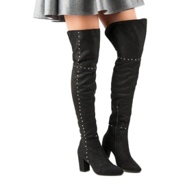 Botas de coxa pretas no poste preto 1