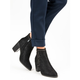 Kylie Botas pretas em um poste preto 1