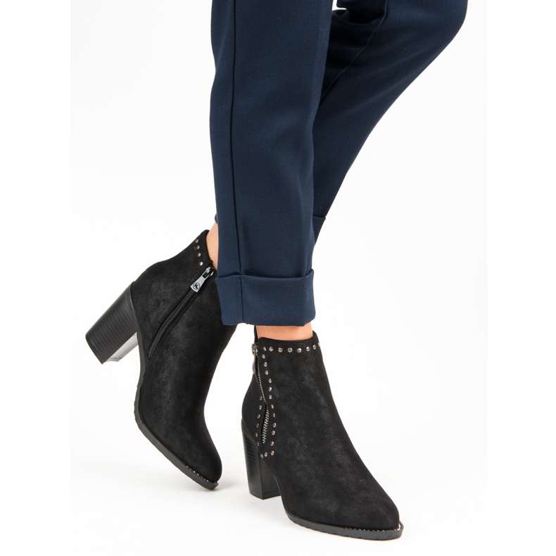 Kylie Botas pretas em um poste preto 1