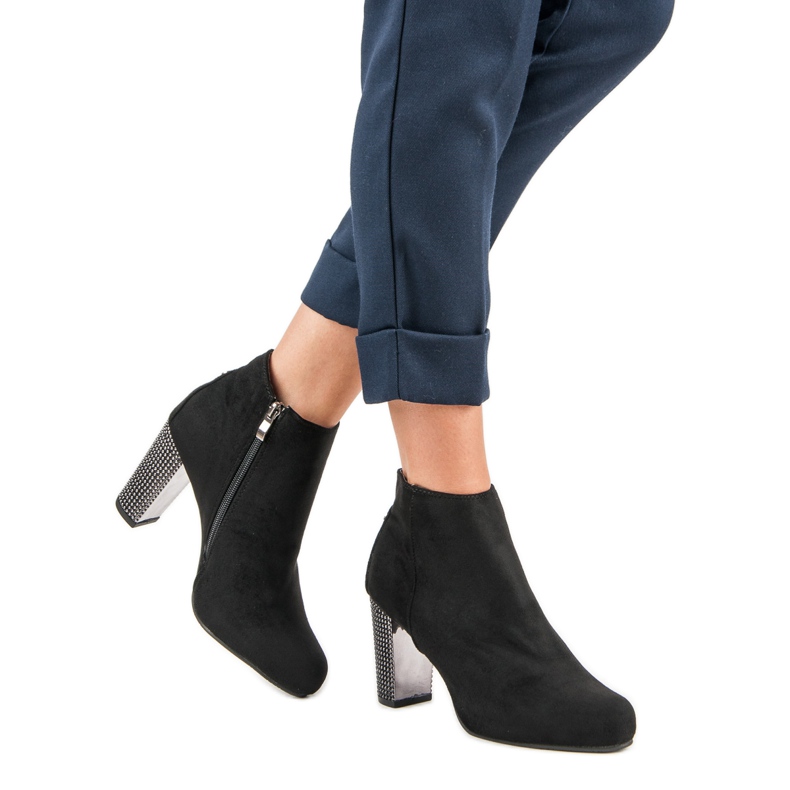 Botas elegantes em uma postagem preto 1