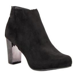 Botas elegantes em uma postagem preto 2