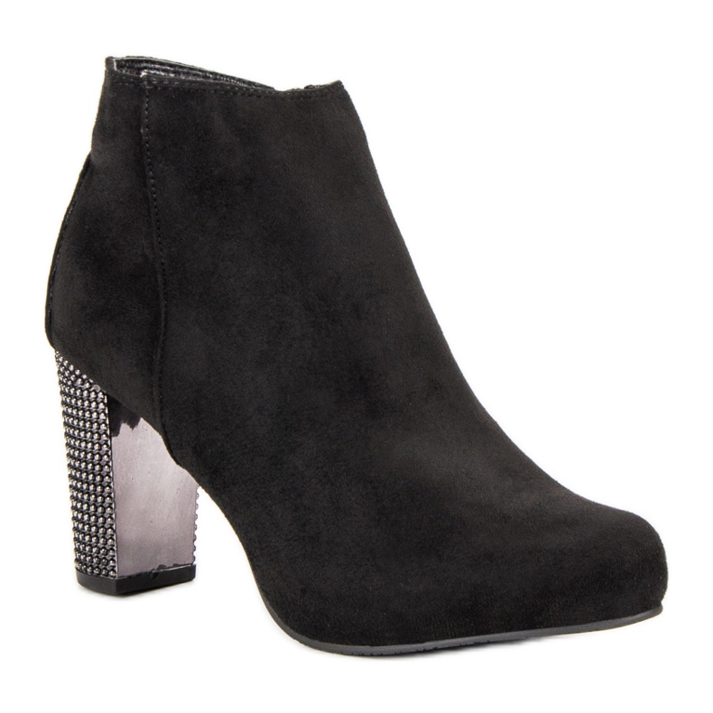 Botas elegantes em uma postagem preto 2