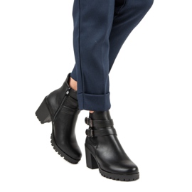 Filippo Botas casuais em uma postagem preto 1