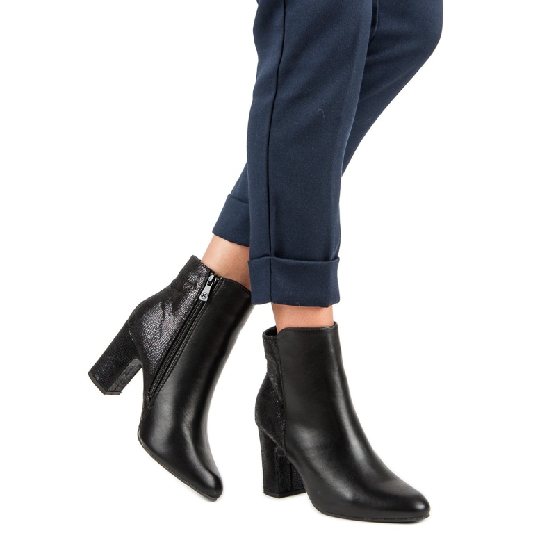 Kylie Botas pretas em um poste preto 1