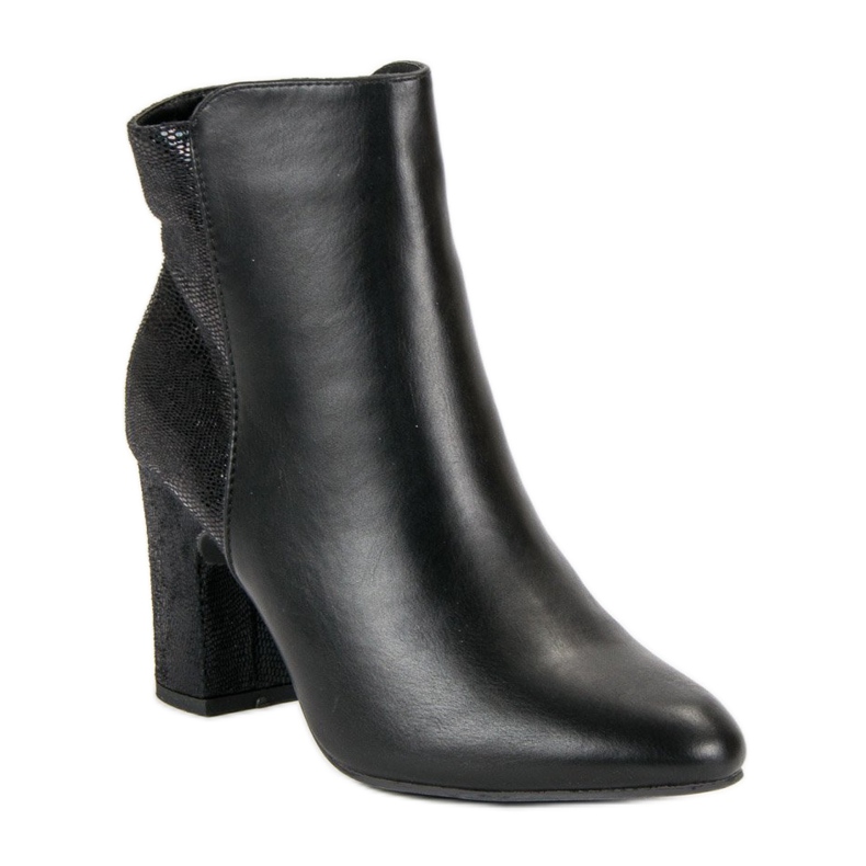 Kylie Botas pretas em um poste preto 2