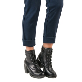 Botas de couro preto em poste vinceza 1