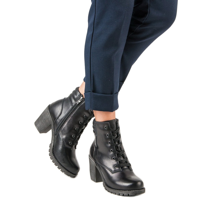 Botas de couro preto em poste vinceza 2