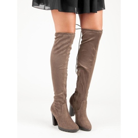 Cm Paris Mosqueteiros de camurça em um pilar bege 2