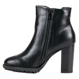 Kylie Botas pretas em um poste preto 1