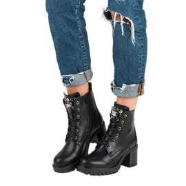 Kylie Botas amarradas no poste preto 2