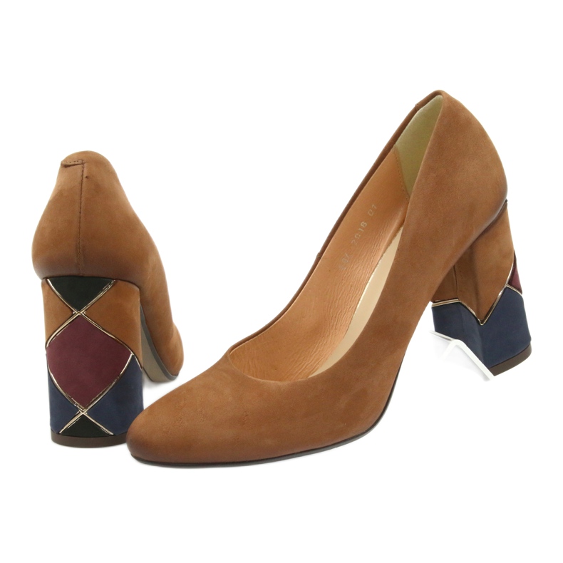 Espinto bombas formais bombas vermelhas em um post decorativo castanho 5