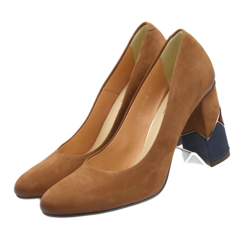 Espinto bombas formais bombas vermelhas em um post decorativo castanho 4