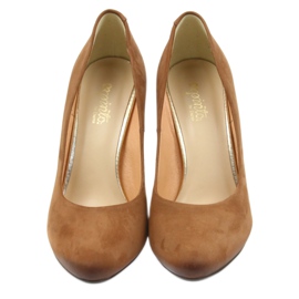 Espinto bombas formais bombas vermelhas em um post decorativo castanho 3