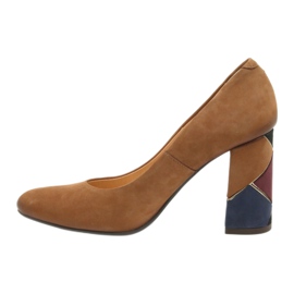 Espinto bombas formais bombas vermelhas em um post decorativo castanho 2