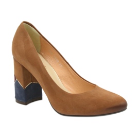 Espinto bombas formais bombas vermelhas em um post decorativo castanho 1