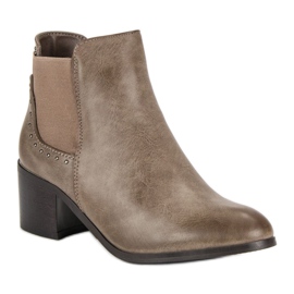 Botas em uma postagem castanho 1