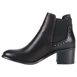 Botas em uma postagem preto 1