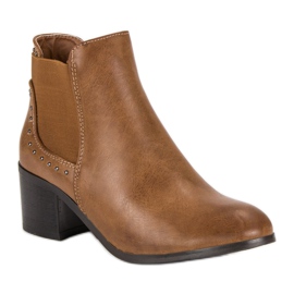 Botas em uma postagem castanho 1