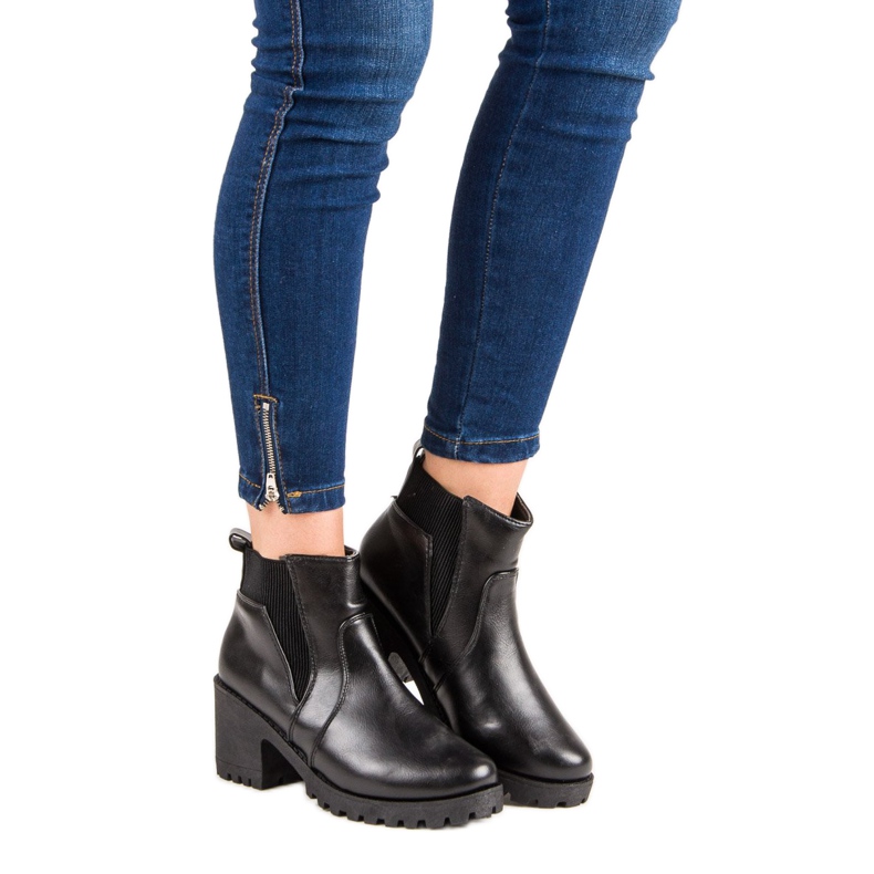 Botas pretas Chelsea em um bar preto 1 Botas pretas Chelsea em um bar preto 1