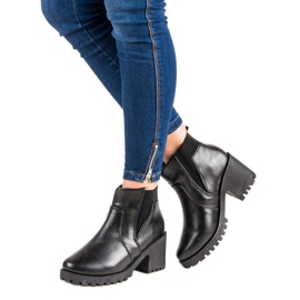 Botas pretas Chelsea em um bar preto 2 Botas pretas Chelsea em um bar preto 2