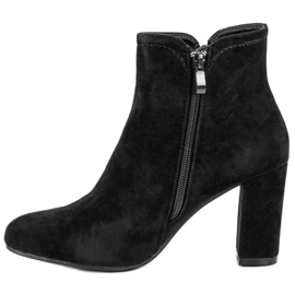 Botins de camurça no poste preto 1