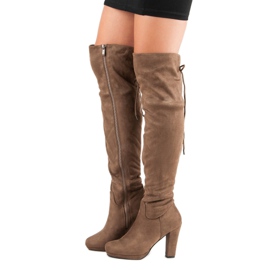 Mosqueteiros de camurça em um pilar castanho 1