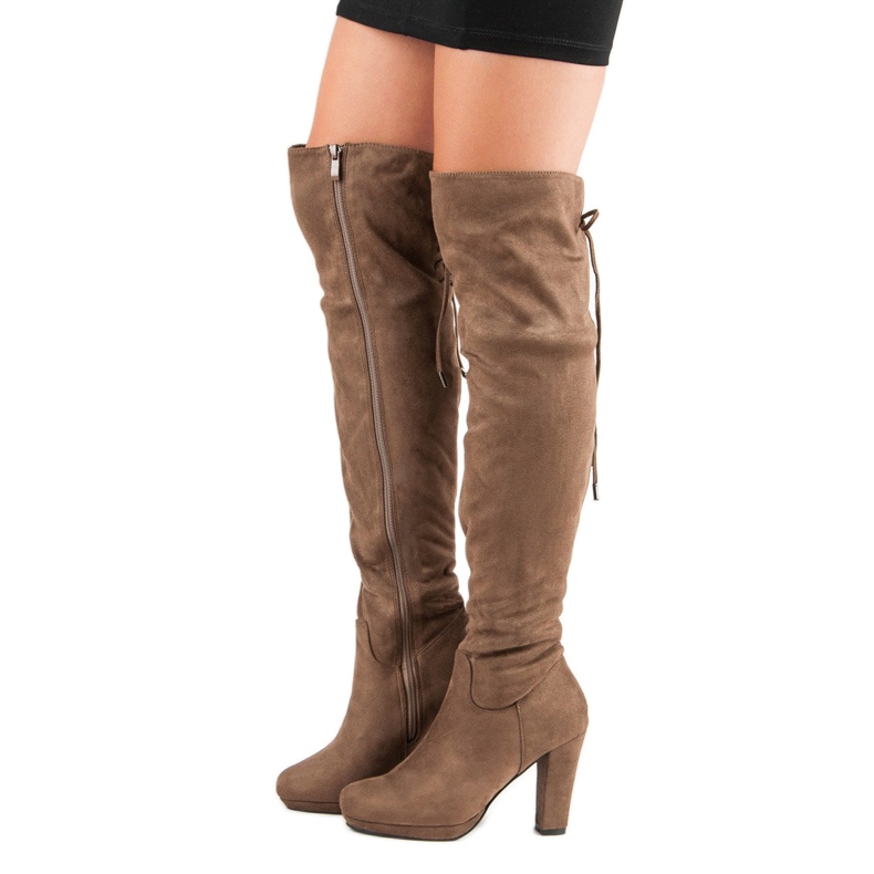 Mosqueteiros de camurça em um pilar castanho 1