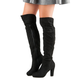 Botas de camurça no poste preto 1