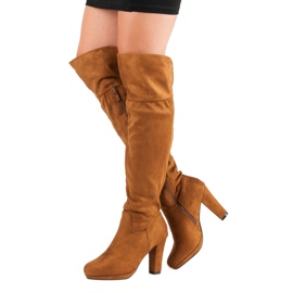 Botas de camurça em um pilar marrom 2