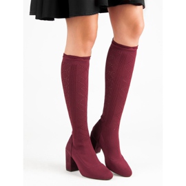 Botas Openwork em um poste vermelho 2
