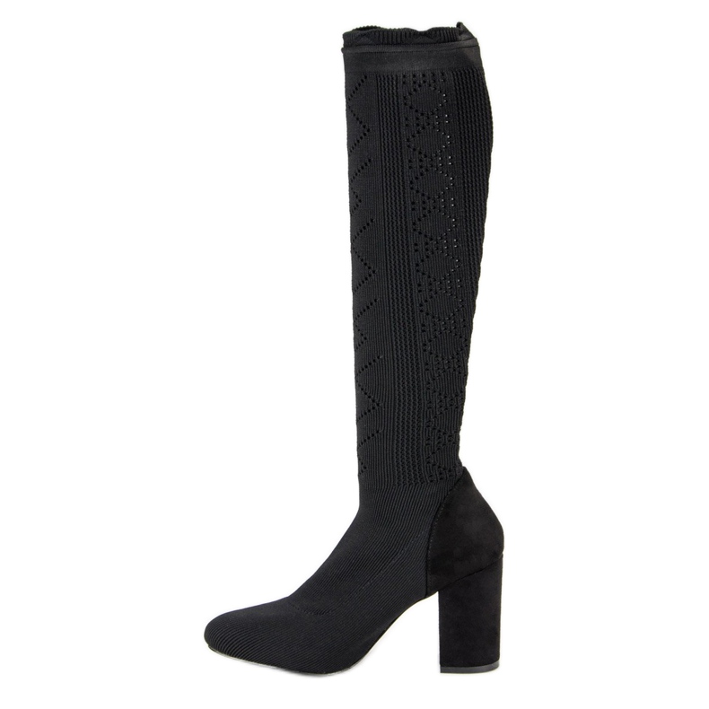 Botas Openwork em um poste preto 1