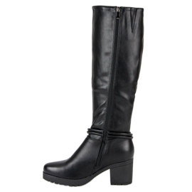 Filippo Botas casuais no poste preto 1