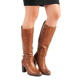 Filippo Botas quentes no poste castanho 2