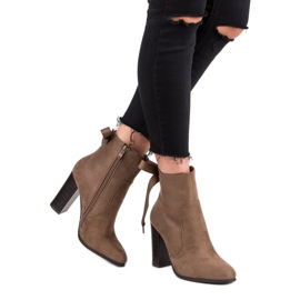 Super Mode Botas elegantes em uma postagem marrom 2