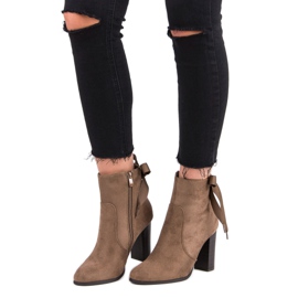 Super Mode Botas elegantes em uma postagem marrom 1