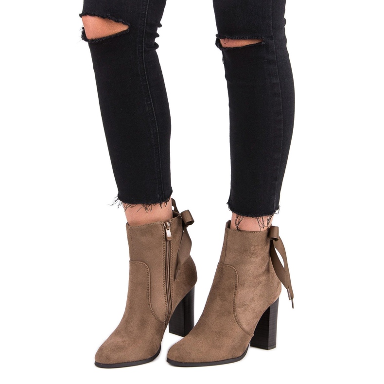 Super Mode Botas elegantes em uma postagem marrom 1