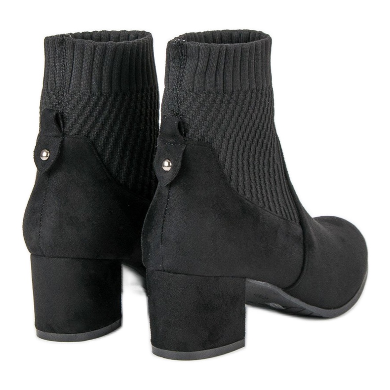 Nio Nio Botas pretas em um poste preto 2