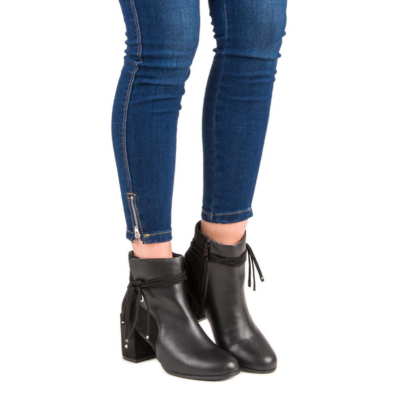 Nio Nio Botas pretas em um poste preto 1 Nio Nio Botas pretas em um poste preto 1