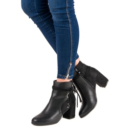 Nio Nio Botas pretas em um poste preto 2 Nio Nio Botas pretas em um poste preto 2