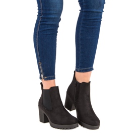 Ideal Shoes Chelsea de camurça na plataforma preto 1