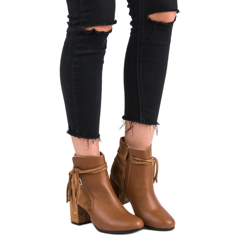 Nio Nio Sapatinhos de camelo em uma postagem castanho 1 Nio Nio Sapatinhos de camelo em uma postagem castanho 1